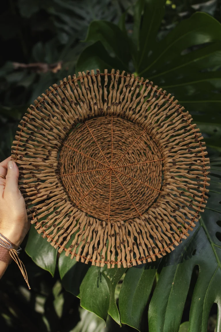 Detalle de salvamanteles artesanal circular tejido en fibra natural – Areito Gallery