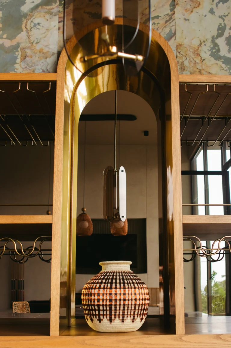 Jarrón artesanal tejido con diseño geométrico en espejo dorado de decoración de interiores – Areito Gallery