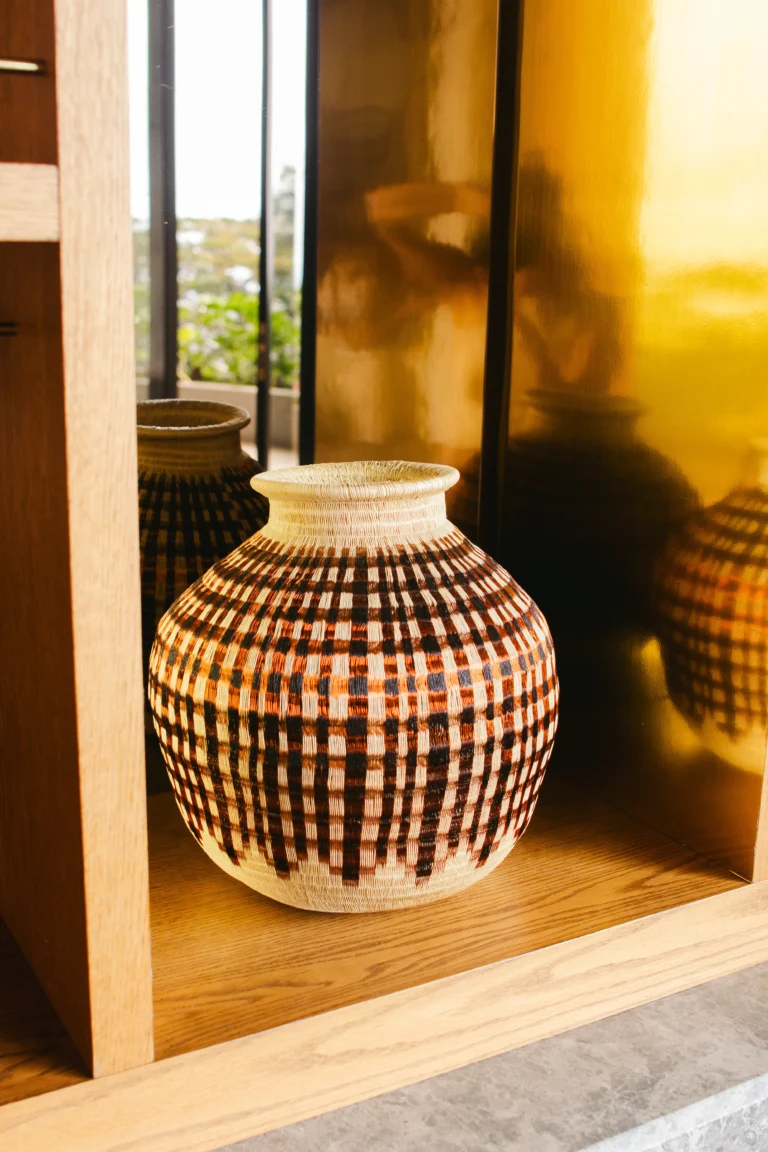 Jarrón artesanal redondo tejido con patrón geométrico en terracota y natural – Areito Gallery